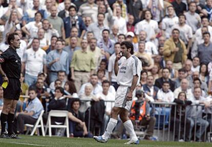 Figo se dirige al árbitro que le va a mostrar la primera de las dos tarjetas amarillas que le sacó ante el Barça.