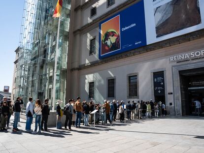 Decenas de personas esperan en fila para entrar en el Museo Reina Sofía en el día internacional de los museos