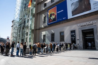 Decenas de personas esperan en fila para entrar en el Museo Reina Sofía en el día internacional de los museos