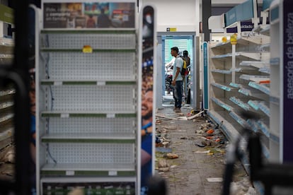 Establecimiento saqueado este jueves, en La Guaira.Ronald Peña R. (EFE)
