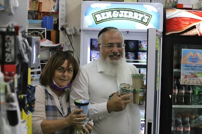 Una pareja de israelies compran helados Ben & Jerry's en el supermercado Turjeman en el asentamiento judio Neve Daniel en la zona de Gush Etzion, Cisjordania.