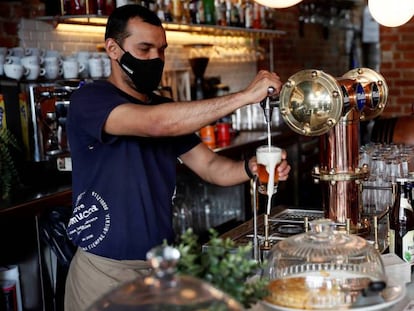 Un camarero en un bar de Madrid.
