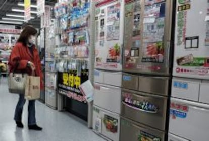 Una mujer de compras este martes en un centro comercial de Tokio. 