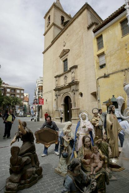 Imágenes rescatadas de la iglesia de San Francisco, que resultó dañada en el seísmo.