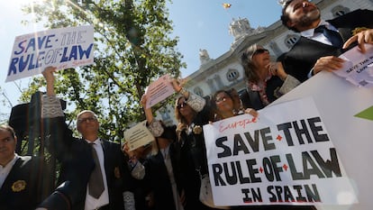 Concentración de jueces y fiscales ante el Tribunal Supremo, este sábado en Madrid.