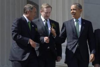 El Presidente de Estados Unidos, Barack Obama (d), el Primer Ministro (Taoiseach) de Irlanda, Enda Kenny (c), y el Presidente de la Cámara de Representantes estadounidense, el republicano John Boehner (i), bajan las escaleras del Capitolio tras el almuerzo de "Amigos de Irlanda" en Washington DC, Estados Unidos.