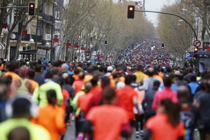 También pudieron disfrutar de las calles de Madrid los dieciocho participantes que, coordinados por la Fundación Deporte y Desafío, tomaron la salida en la modalidad de Hand Bikes. En la imagen, corredores por la calle Velázquez.