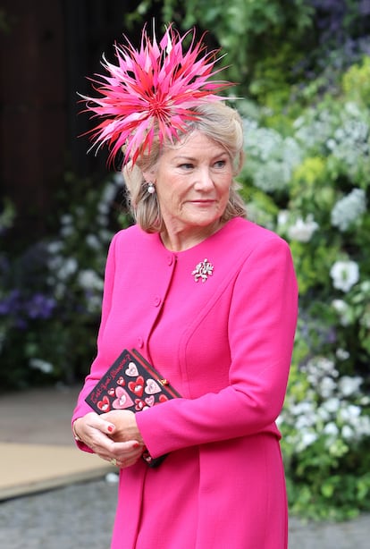 La madre del novio, Natalia Grosvenor —que desde la boda de su hijo deja de ser duquesa de Westminster—, ha captado todas las miradas a su llegada a la iglesia engalanada con un vestido de abrigo magenta y un tocado de plumas a juego. El bolso de mano, diseñado por Olympia Le-Tan, está valorado en 1.578 libras.