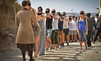 Los actores de 'Fugit' dirigen al público al que se ha vendado los ojos en la representación en Tàrrega.
