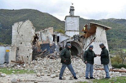 Miembros de la policía forestal inspeccionan una iglesia derruida en Campi di Norcia.