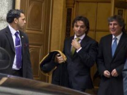 El vicepresidente argentino, Amado Boudou (c), sale del Tribunal de Apelaciones del Segundo Circuito en Nueva York, el 27 de febrero pasado, tras una audiencia en los tribunales de Nueva York sobre  la deuda con acreedores tras su suspensión de pagos de 2001. EFE/Archivo