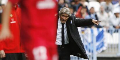 Pellegrini da instrucciones a sus jugadores en un partido de Liga. 