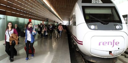 Viajeros procedentes de Barcelona a su llegada a la estaci&oacute;n de RENFE Indalecio Prieto de Bilbao. 