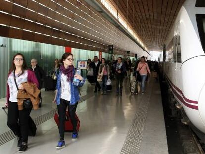 Viajeros procedentes de Barcelona a su llegada a la estaci&oacute;n de RENFE Indalecio Prieto de Bilbao. 