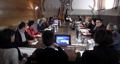 Reuni&oacute;n constitutiva de la mesa de directores y directoras de centros con Mar&iacute;a Jos&eacute; Catal&agrave;.