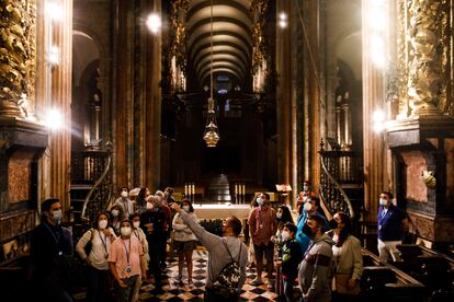 Primera visita turística nocturna a la Catedral de Santiago, en la que estrenan nueva iluminación menos invasiva en el templo después de las obras de restauración