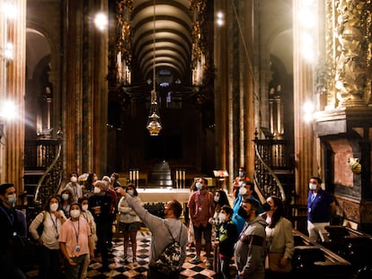 Primera visita turística nocturna a la Catedral de Santiago, en la que estrenan nueva iluminación menos invasiva en el templo después de las obras de restauración