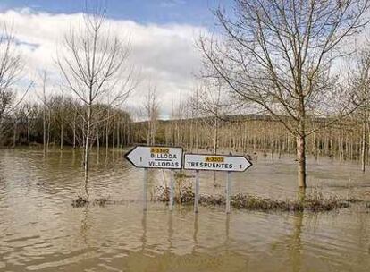 El  desembalse de los pantanos del sistema Zadorra inundó la carretera que une Nanclares con Trespuentes.