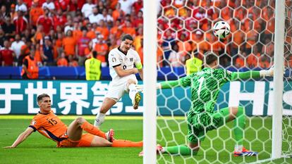 Marcel Sabitzer marca el tercer gol de Austria, el de la victoria ante Países Bajos.