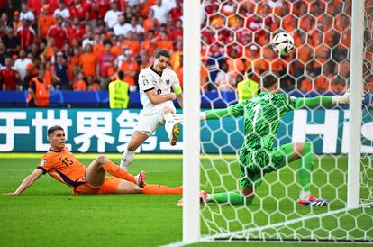 Marcel Sabitzer marca el tercer gol de Austria, el de la victoria ante Países Bajos.