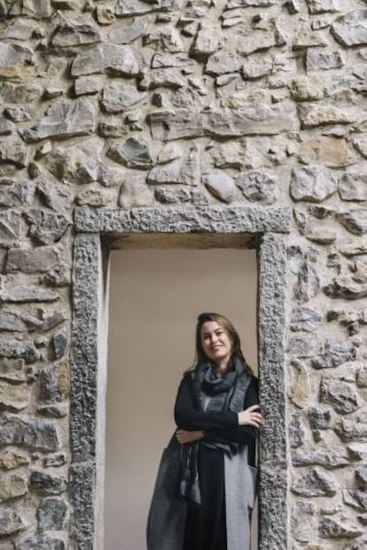 La nueva directora del museo Chillida Leku, la barcelonesa Mireia Massagué, en el caserío del siglo XVI