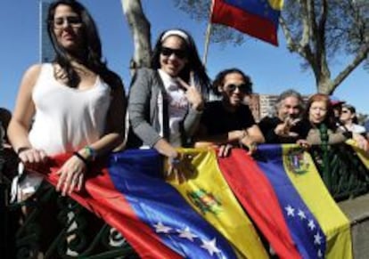 Un grupo de venezolanos residentes en Bilbao con banderas de su pais durante las elecciones presidenciales del pasado 14 de abril.