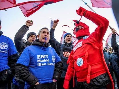 Concentración de empleados de la EMT delante del Ayuntamiento de Madrid, durante la jornada de huelga de 24 horas.