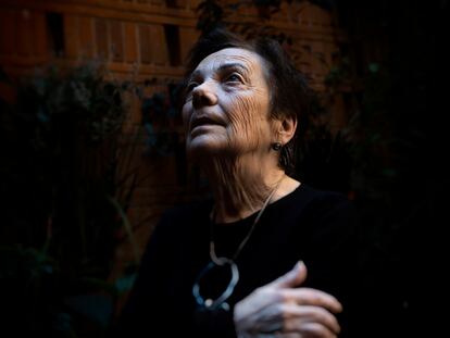 Graciela Iturbide en su estudio de Ciudad de México.