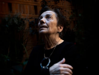 Graciela Iturbide en su estudio de Ciudad de México.