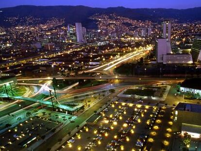 Vista de Medellín (Colombia) por la noche.