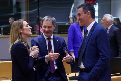 El presidente del Gobierno, Pedro Sánchez, en el Consejo Europeo, con la presidenta del Parlamento Europeo, Roberta Metsola, y el primer ministro belga, Alexander de Croo.