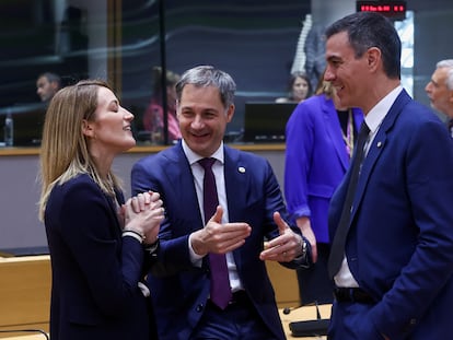 El presidente del Gobierno, Pedro Sánchez, en el Consejo Europeo, con la presidenta del Parlamento Europeo, Roberta Metsola, y el primer ministro belga, Alexander de Croo.