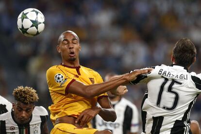 Steven N'Zonzi (i) del Sevilla golpea el balón.