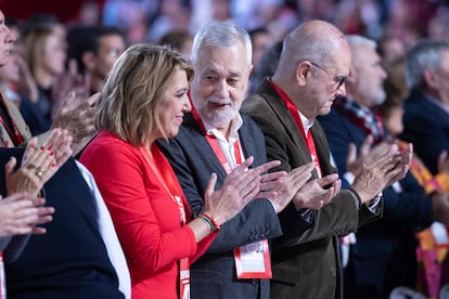 Desde la izquierda, la expresidenta de Andalucía Susana Díaz junto a los también expresidentes José Antonio Griñán y Manuel Chaves.