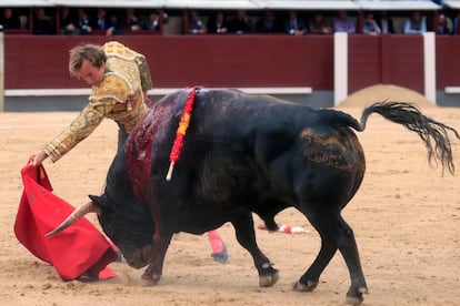 Pase de pecho de Román al quinto toro de la tarde.