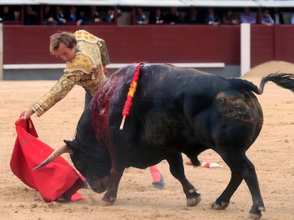 Pase de pecho de Román al quinto toro de la tarde.