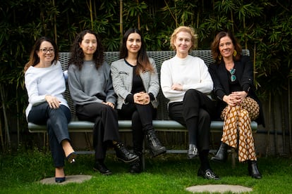 De izquierda a derecha, Maria José Rodriguez, cofundadora y presidenta de Netwomening, Waheda Ahmadi y Anusha Majidi, refugiadas afganas, Maite Pacheco, cofundadora y directora de Netwomening y Alicia Ortega, profesora de Esade en Madrid y madrina de Majidi.  