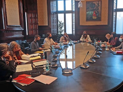 Pau Juvillà, tercero por la izquierda, esta mañana en la reunión de la Mesa del Parlament presidida por Laura Borràs. / FOTO PARLAMENT