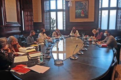 Pau Juvillà, tercero por la izquierda, esta mañana en la reunión de la Mesa del Parlament presidida por Laura Borràs. / FOTO PARLAMENT