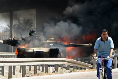 Una escena cotidiana en Adhamiya, un barrio de Bagdad, en abril de 2004, con un tanque estadounidense Abrams en llamas.