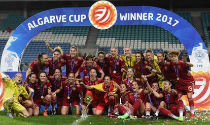 Las jugadoras espa&ntilde;olas con la Copa Algarve.