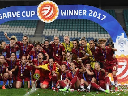 Las jugadoras espa&ntilde;olas con la Copa Algarve.