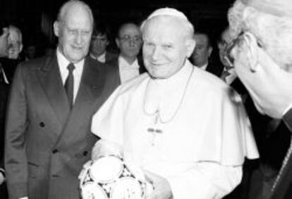 El Papa Juan Pablo II sostiene el balón que se usaría en el Mundial de Italia, del año 1990. Junto a él, el entonces presidente de la FIFA, Joao Havelange.