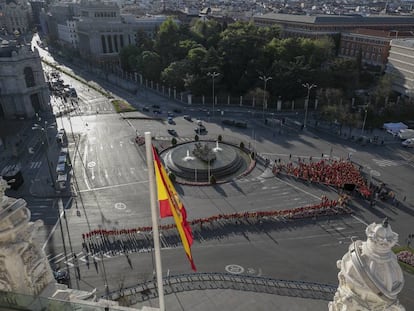 Vista del rodaje de la película Way Down en la plaza de Cibeles desde la terraza del Ayuntamiento de Madrid el 14 de abril de 2019.