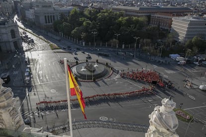 Vista del rodaje de la película <CF1123>Way Down</CF> en la plaza de Cibeles desde la terraza del Ayuntamiento de Madrid.