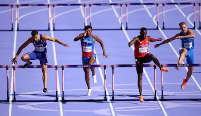 Varios atletas durante la cuarta ronda de 400m vallas masculino. 