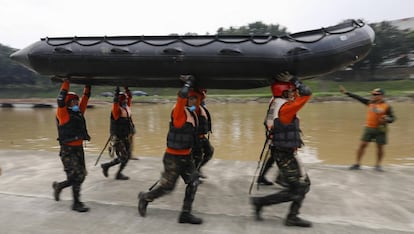 Soldados del ejército filipino practican cómo practicar maniobras de rescate terrestre y acuático.