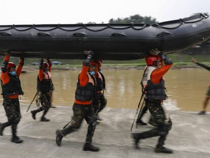 Soldados del ejército filipino practican cómo practicar maniobras de rescate terrestre y acuático.