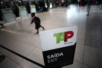 Logotipo de TAP en el aeropuerto de Lisboa. 