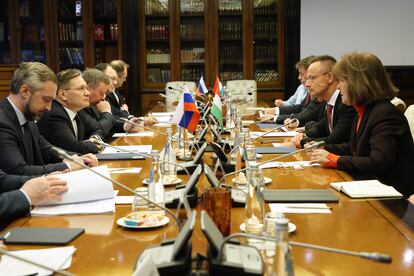 Alexey Likhachev, Director General of State Atomiс Energy Corporation Rosatom, 2nd left, and Peter Szijjarto, Minister of Foreign Affairs and Trade of Hungary, 2nd right